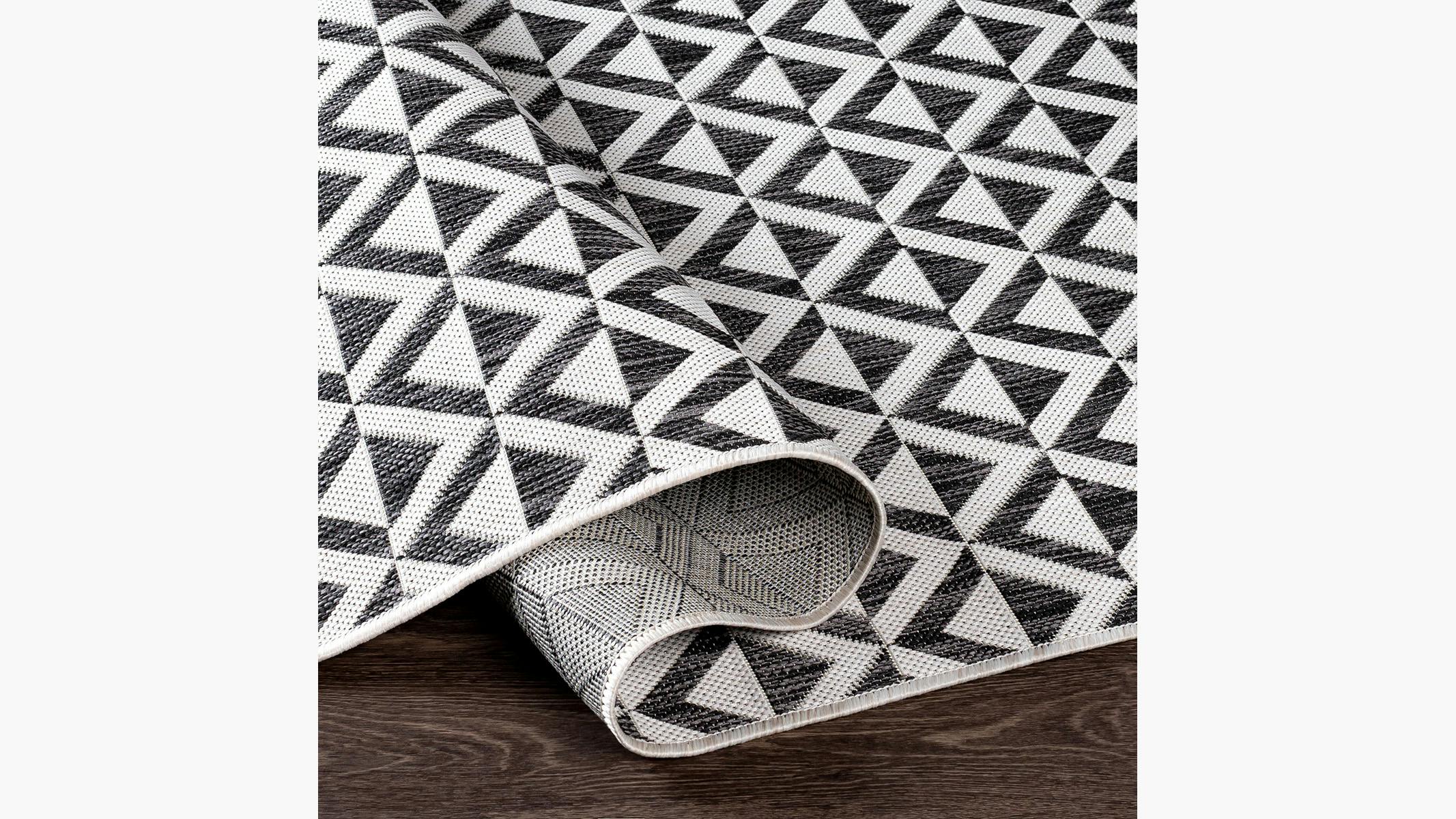 2'3x7'5 Outdoor Rug-Black/Tan Diamonds